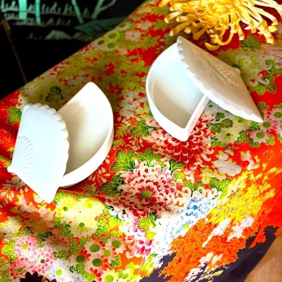 ♥️VINTAGE PAIR CHINOISERIE BONE WHITE FAN TRINKET DISHES GRAND MILLENNIAL DECOR - Picture 16 of 16